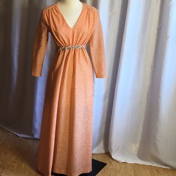 Beautiful VINTAGE gown in light tangerine with silver threads throughout - Picture 2 of 14